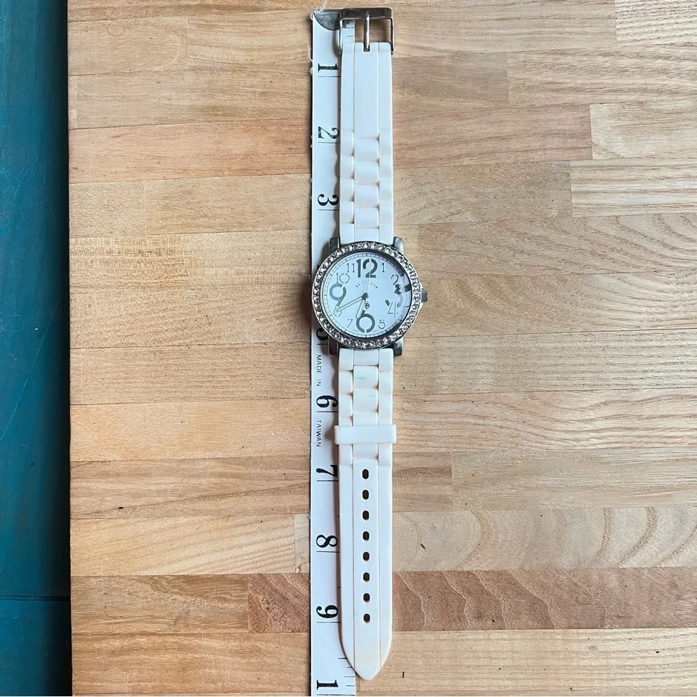 US Polo Association ladies white sporty Watch NEW BATTERY